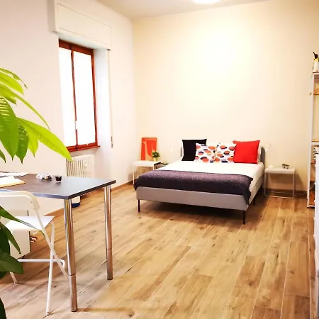 דירה Cozy 50 Meters From The Metro *